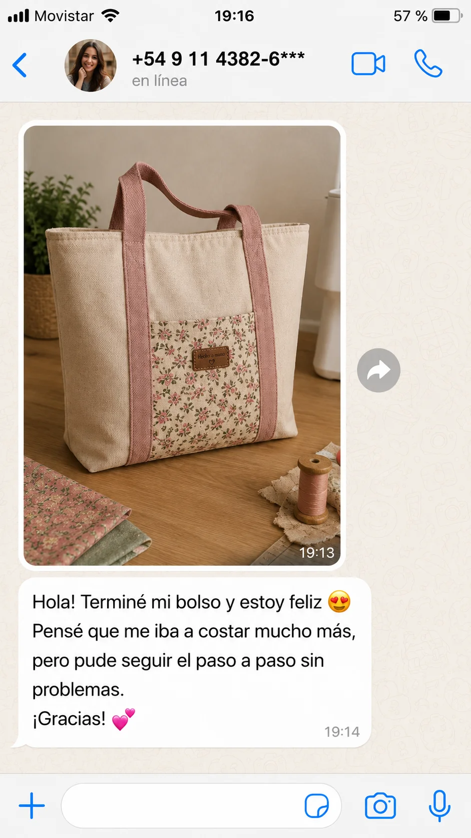 Testimonio de una alumna 4 mostrando el bolso que cosió
